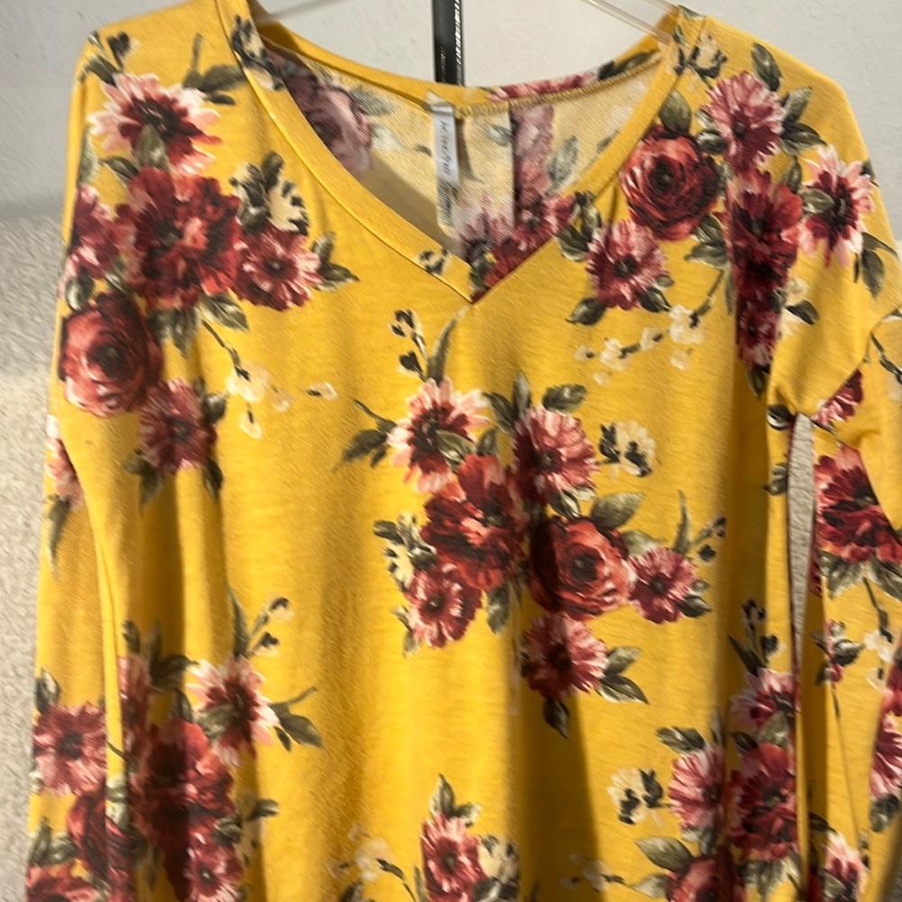 Acting Pro Floral Print Design long Sleeve Tunic Top